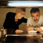 Sergi Arola y su mujer Sara Fort, en la cocina del restaurante de Madrid, en el 2008.