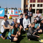 Alumnado que ha participado en construcción artística junto a las concejalas . DL