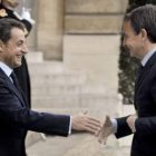 Sarkozy saluda a Zapatero a su llegada al Palacio del Eliseo en París.