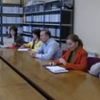 Varios concejales del PSOE y del PP en el transcurso del encuentro que mantuvieron con los escolares