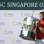 Sergio García levanta el trofeo por su triunfo en Singapur