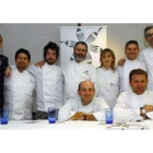 Los cocineros participantes anoche en la cena con estrellas, con Jorge Domínguez Cidón a la izquierd