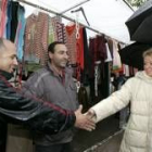 La vicepresidenta Fernández de la Vega, ayer en el mercadillo de Cee
