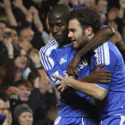 Juan Mata (d) celebra su gol contra el Portsmouth de la Copa FA con su compañero Ramires.