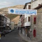 Pancarta en defensa de la estación de esquí en un pueblo de la montaña