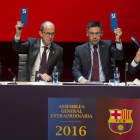 Los directivos del Barça dan su aprobación a los planes de futuro en China durante la asamblea extraordinaria del club celebrada el pasado 18 de diciembre.
