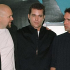 El director del thriller policíaco "Narc", Joe Carnahan (i), junto a los actores Ray Liotta (c) y Jason Patric (d), durante la presentación de la película en el Festival Internacional de Cine de Cataluña que se celebra en Sitges (Barcelona), en 2002. EFE