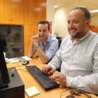Gerardo Álvarez Courel, presidente del Consejo del Bierzo, ayer en la delegación del Diario de León en Ponferrada, junto al redactor Carlos Fidalgo.  L. DE LA MATA