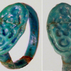 Dos detalles del anillo de Tuntakhamón que exhibirá el Museo Liceo Egipcio de León en la próxima exposición.