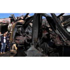 La consejera de Agricultura y Ganadería, Milagros Marcos, recorre los restos calcinados del incendio que ayer arrasó la fábrica de Embutidos Rodríguez