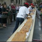 La empanada que ya forma parte del «Guinness» se repartió ayer entre cientos de leoneses