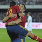 Jesús Navas se abraza al ariete español después de que anotase el 0-2 ante Finlandia.