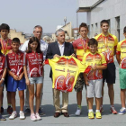 El alcalde, con los ciclistas del Club Ciclista León.