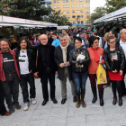 Los participantes en el recital Voz, Música, Espacio, con el concejal de Cultura, ayer en la feria.