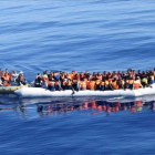 Foto de la marina italiana que muestra una embarcación con inmigrates y refugiados a la deriva en el Meditarráneo.