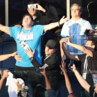 Diego Armando Maradona, rodeado de periodistas argentino, pide a la hinchada albiceleste que anime a Argentina.