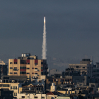 Militantes de la milicia Ezz Al-Din Al Qassam, brazo militar del movimiento Hamás, lanzan un cohete desde la franja costera de Gaza hacia Israel, en la ciudad de Gaza. EFE/EPA/MOHAMMED SABER