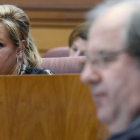 Rosa Valdeón y Juan Vicente Herrera, ayer, en el Pleno de las Cortes de Castilla y León. NACHO GALLEGO