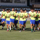 El conjunto maragato echó ayer a rodar con doce jugadores de la plantilla para preparar su retorno a la Segunda División B. MARCIANO