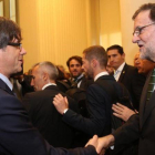 El 'president' Puigdemont saluda a Rajoy durante una inauguración de una exposición sobre Joan Miró en Oporto (Portugal).