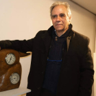 Ángel González, artista berciano, con algunos de sus singulares relojes tallados en madera.