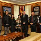 Silván y Margarita Torres, con los representantes de la compañías chinas