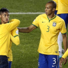 Neymar recibe la felicitación de un fan tras la victoria de Brasil ante Perú.