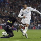 Cristiano Ronaldo golpea el balón. El portugués marcó frente al Tottenham aunque sólo sirvió para que el Real Madrid empatara. HUESCA