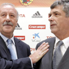 El seleccionador Vicente del Bosque junto a Ángel María Villar en una imagen de archivo. JUANJO MARTÍN