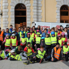 Decenas de patinadores y muchos vecinos colaboran con la iniciativa solidaria y deportiva. A. VALENCIA