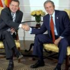 Shröeder estrecha la mano de Bush, ayer en Nueva York durante la asamblea de la ONU