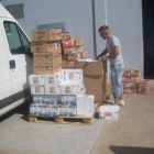 Uno de los voluntarios contabiliza el número de cajas del camión