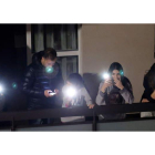 Los italianos que llevan confinados desde el 7 de marzo, ayer en los balcones de sus casas en Turín.