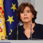 La vicepresidenta del Gobierno, Soraya Sáenz de Santamaría, durante la rueda de prensa celebrada hoy en el Palacio de la Moncloa.