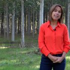 Flor Álvarez Taboada, ante una masa forestal, base de su trabajo e investigación. DL