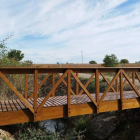Puente de madera para salvar un arroyo en el camino. DL