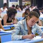 Unos alumnos hacen una prueba de selectividad en el Campus del Mar de la Universitat Pompeu Fabra.