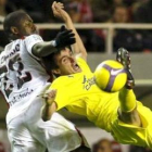 El marfileño del Sevilla Romaric (i) y Ángel López disputan un balón