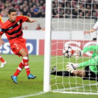 Navas convierte el segundo gol ante el portero Lehmann.