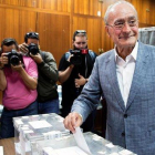 El alcalde de Málaga (PP), Francisco de la Torre, en su colegio electoral.