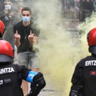 Fascistas proetarras lanzaron bolas de acero en el mítin de Vox. MIGUEL TOÑA