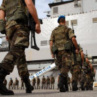 Soldados del Ejército de Tierra se embarcan en un buque de la Armada en la base de Rota.