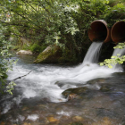 Salida de agua de los túneles de la Variante que procede de la vertiente leonesa. JESÚS F. SALVADORES