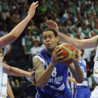 Gerald Lee (c) de Finlandia ltrata de encestar ante Erazem Lorbek (d) y Mirza Begic (i) de Eslovenia durante su partido del grupo F del Europeo jugado hoy.