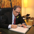Torra firmando ayer el decreto de nombramiento de los consellers que formarán su Govern, sustituyendo a los encarcelados. BEDMAR