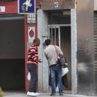 Dos de los inquilinos entran a sus casas.
