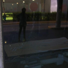 Cristal roto en Urgencias del Hospital de León tras vivirse momentos de tensión.