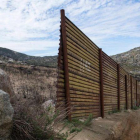 Sección de una barrera fronteriza en la frontera entre México y EEUU, en Tecate (California), el 14 de febrero del 2017.