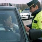 Una mujer se somete a un prueba de alcoholemia en Madrid