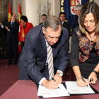 Juan José Mateos y Milagros Marcos firman el convenio.